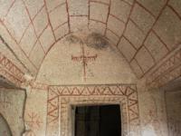 Bemalter Eingangsbereich zu einer Höhlenkirche im Schwertertal